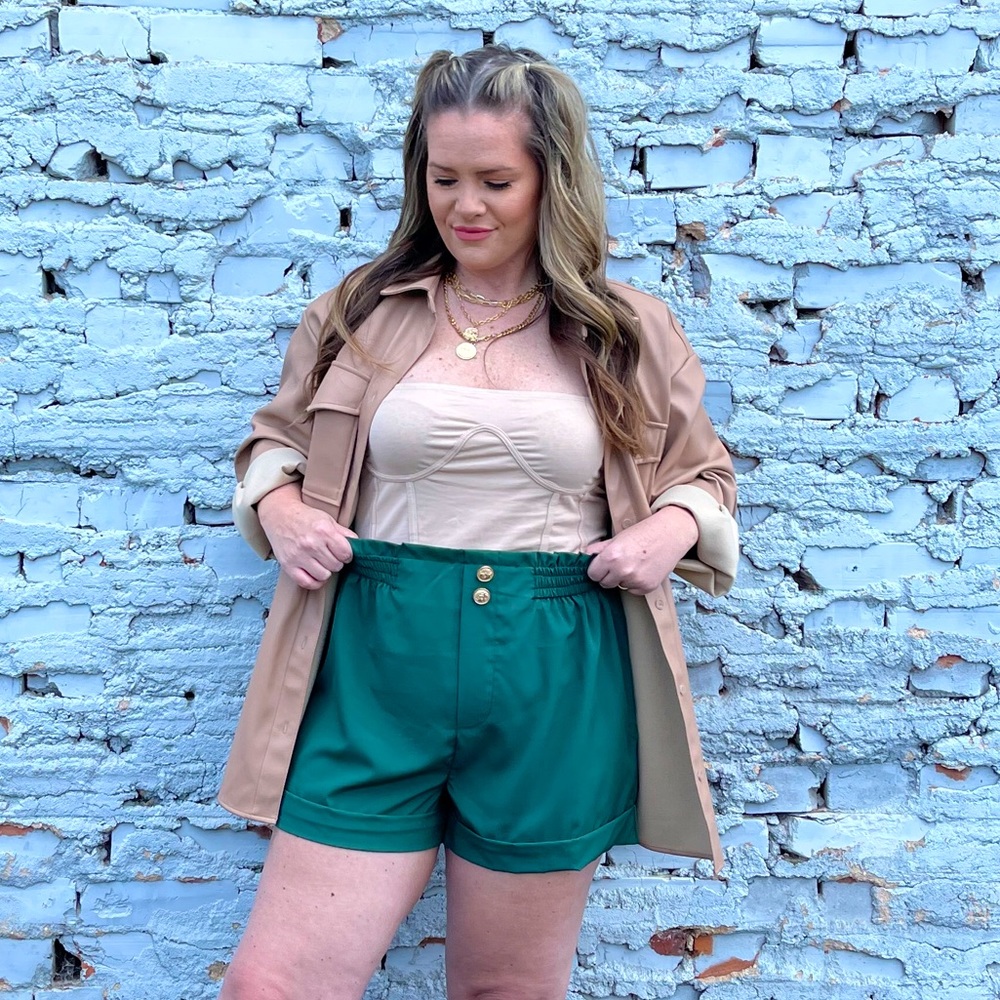 Frill trim shorts.